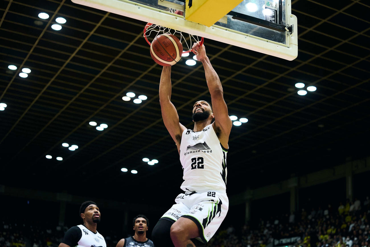 ダンクシュートを決めるレバンガ北海道のオカフォー　（C）B．LEAGUE