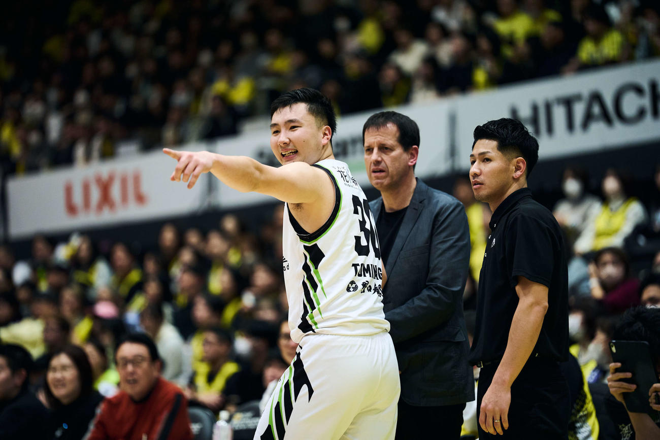 指をさすレバンガ北海道の富永　（C）B．LEAGUE
