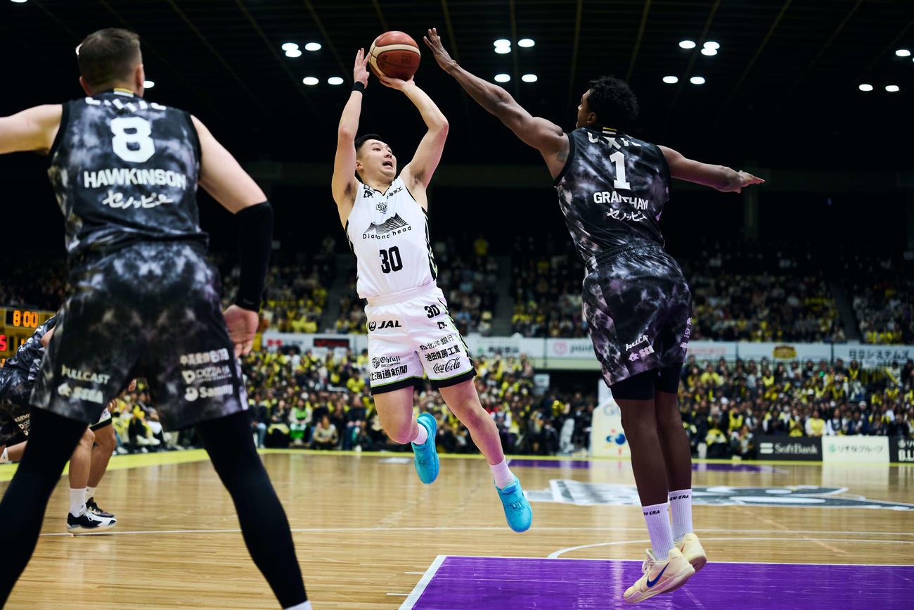 シュートを打つレバンガ北海道の富永　（C）B．LEAGUE