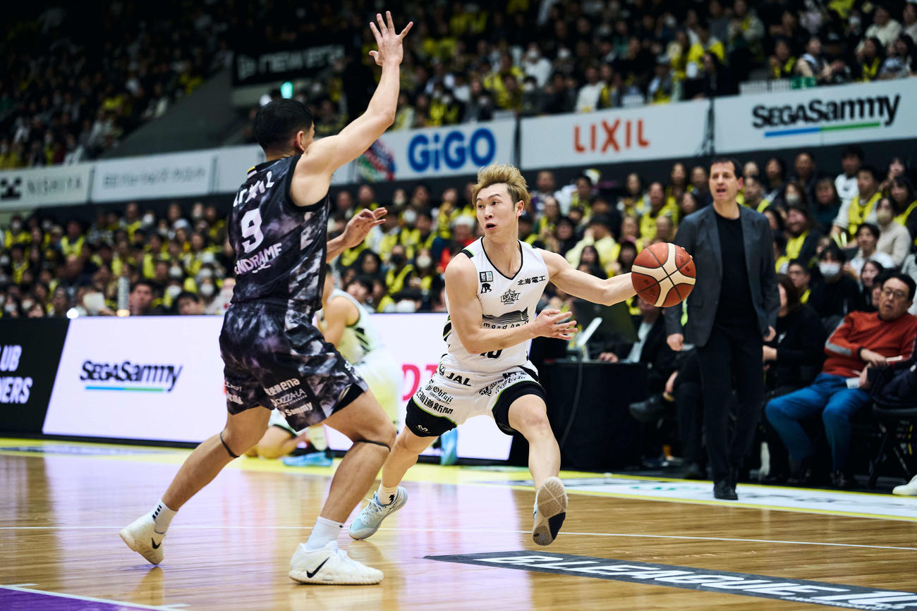 ドリブルするレバンガ北海道の島谷　（C）B．LEAGUE
