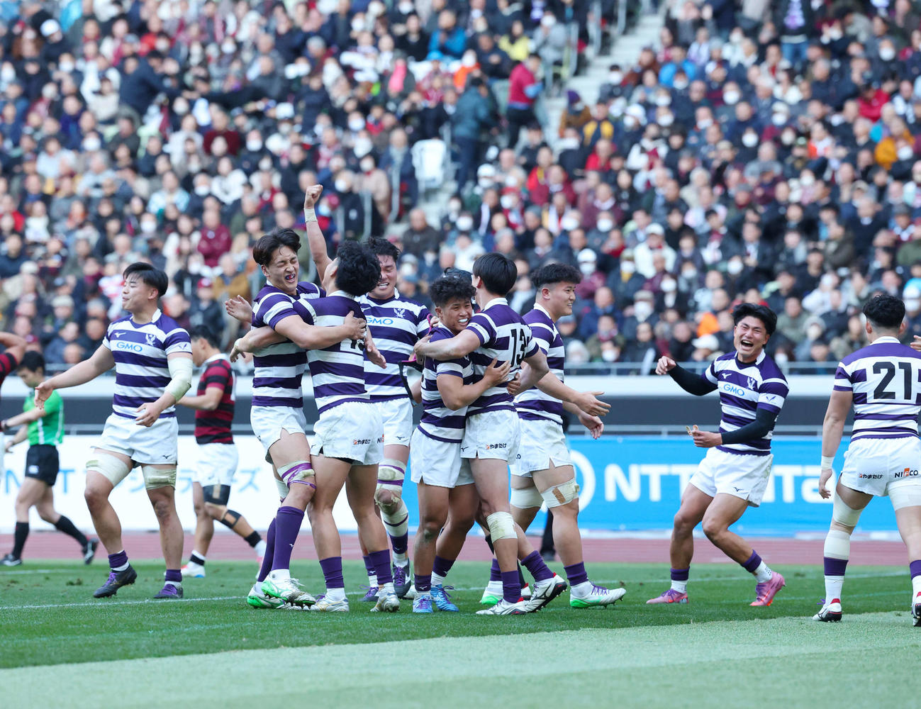 明大対早大　勝利し喜ぶ明大フィフティーン（撮影・増田悦実）