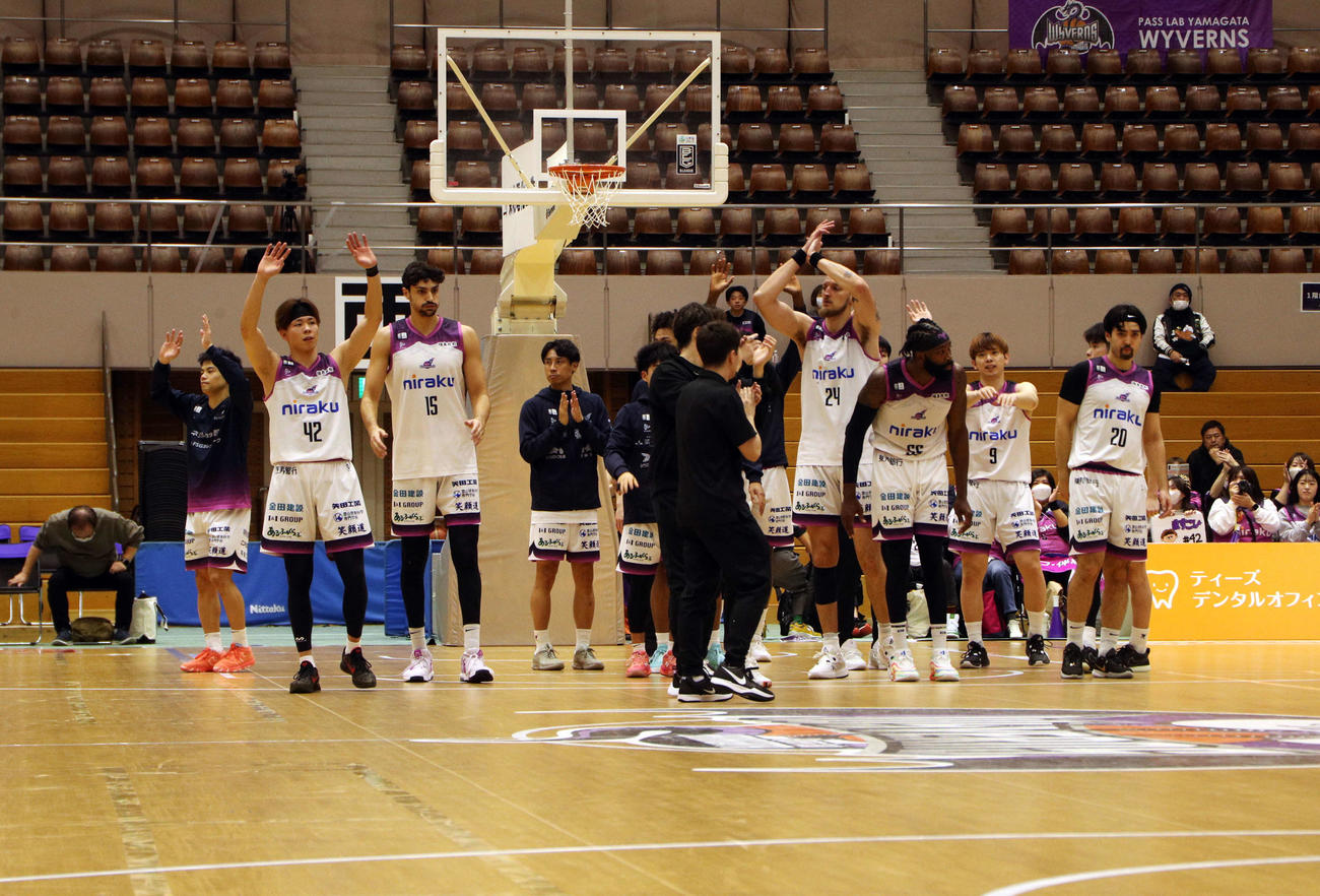 山形対福島　試合後、観客にあいさつする福島の選手ら（撮影・木村有優）
