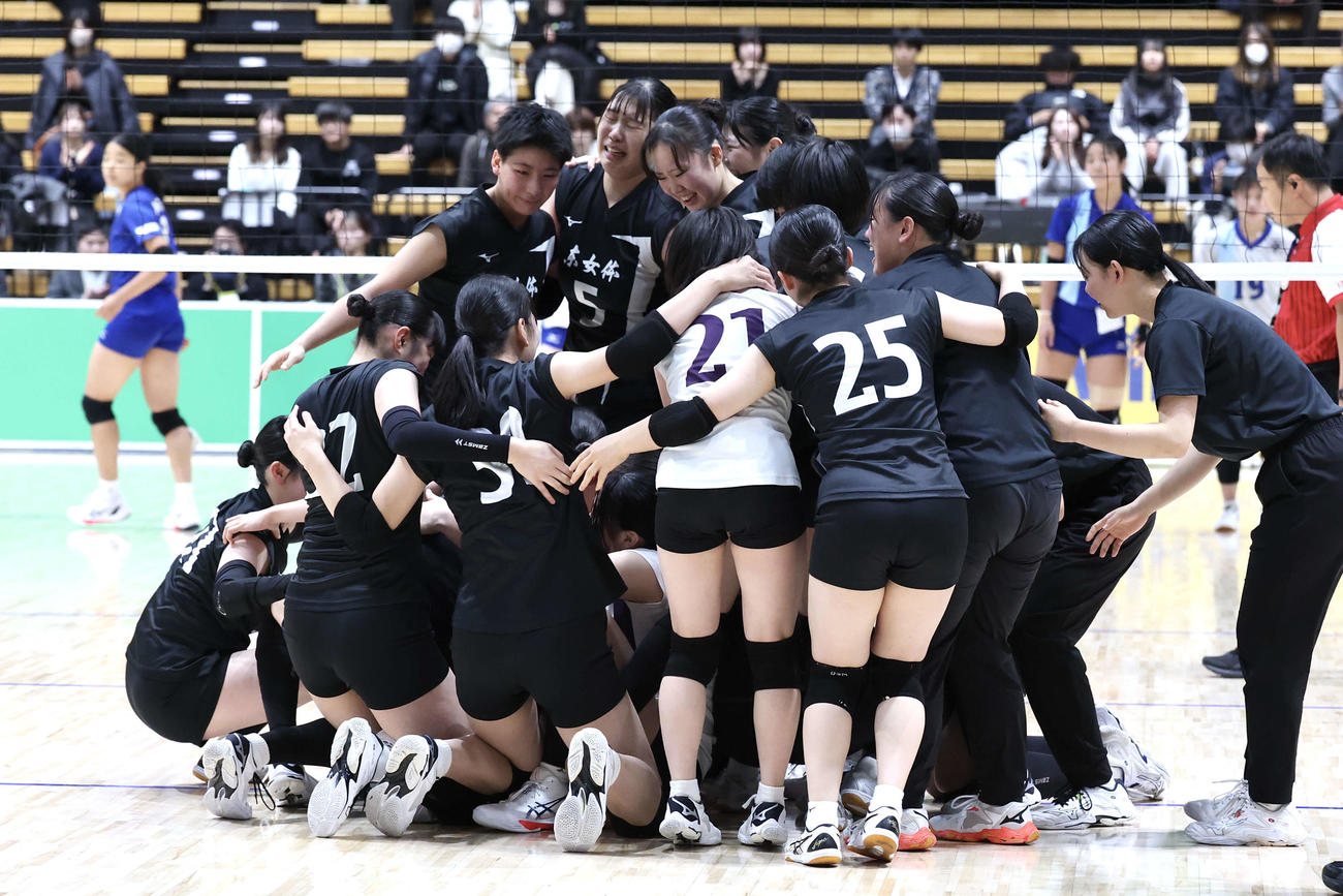 東女体大対鹿屋体大　優勝し歓喜する東女体大の選手たち（撮影・宮地輝）