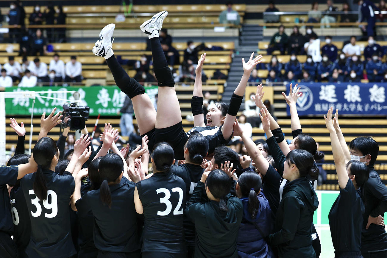 東女体大対鹿屋体大　優勝しチームメートに胴上げされる東女体大・菊田（撮影・宮地輝）