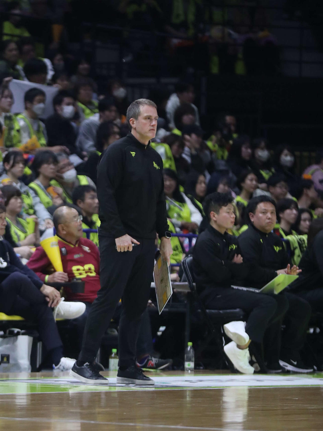 仙台対FE名古屋　戦況を見守るB1仙台タシュニーHC（撮影・高橋香奈）