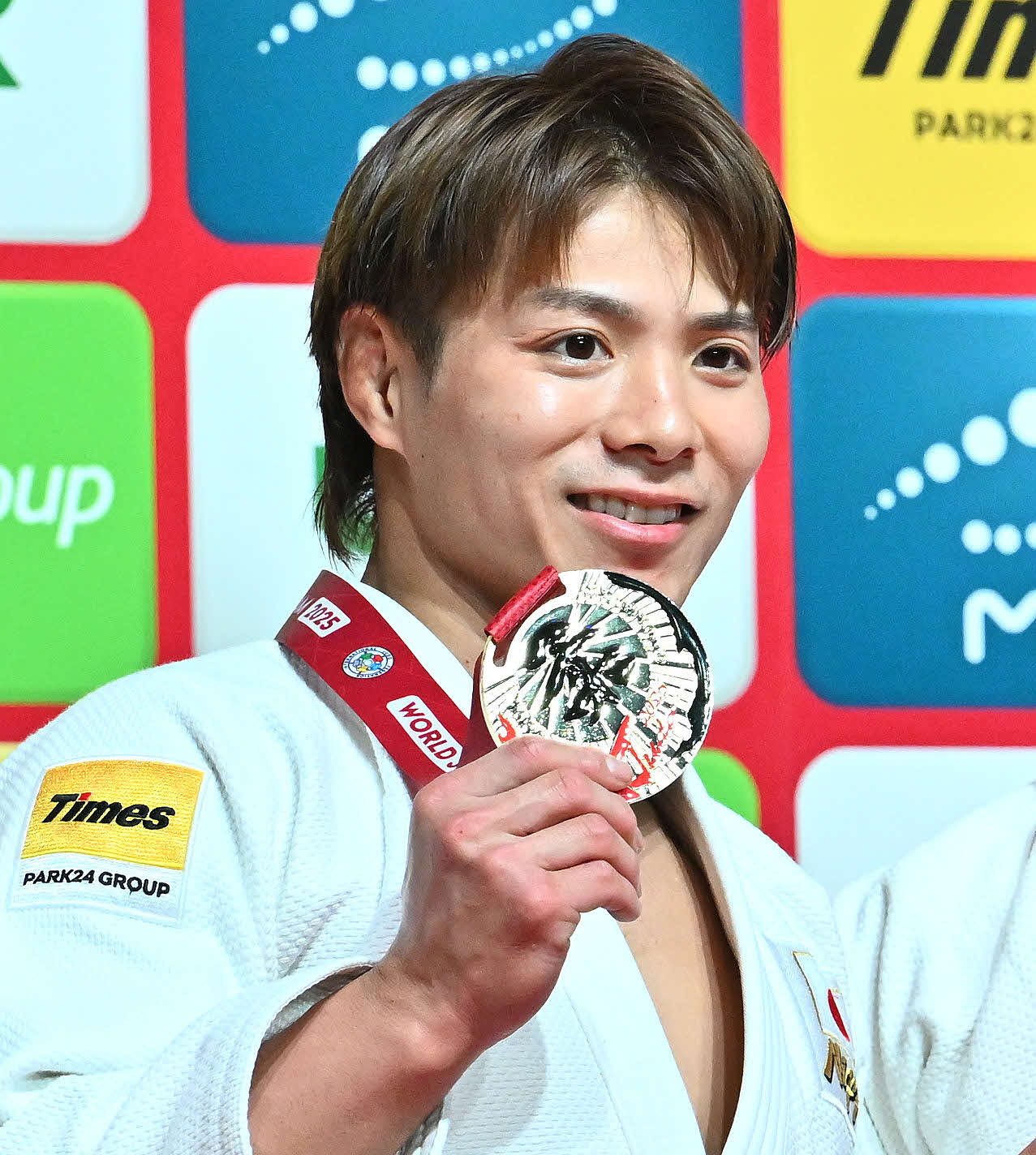 男子66キロ級表彰式で金メダルを手に笑顔の阿部（撮影・滝沢徹郎）