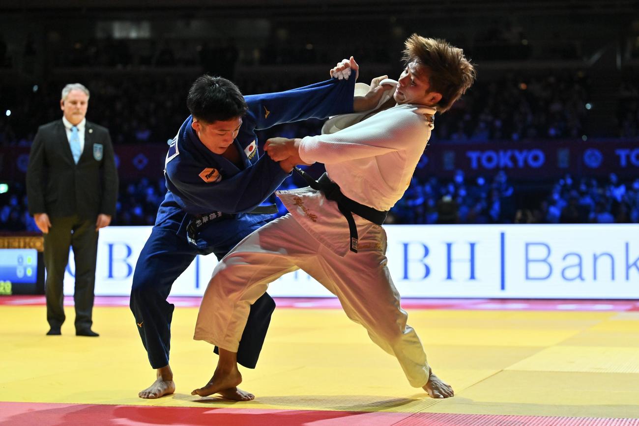 男子66キロ級決勝で顕徳（左）を攻める阿部（撮影・滝沢徹郎）