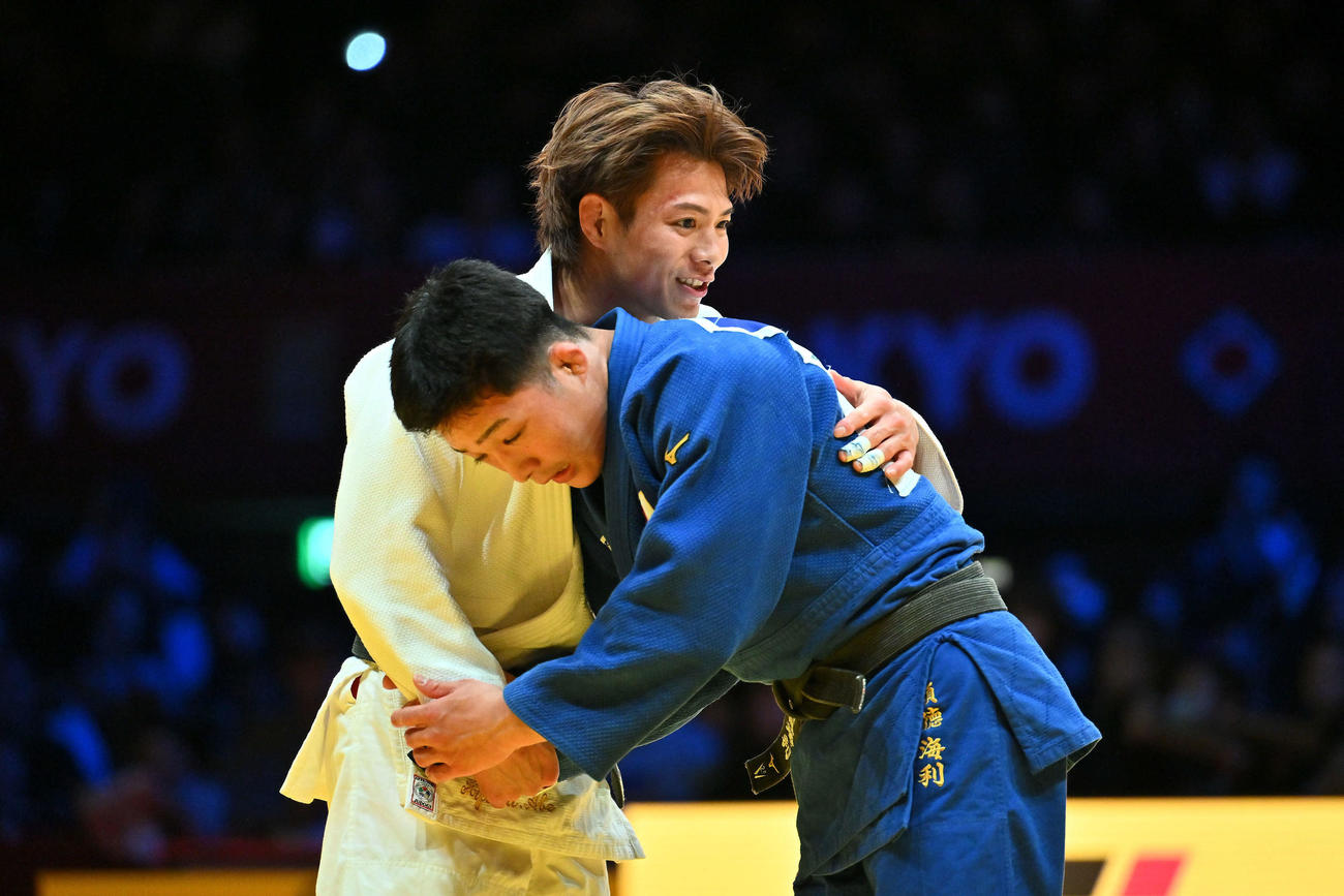 男子66キロ級決勝を終え優勝を決めた阿部（左）は顕特とハグする（撮影・滝沢徹郎）