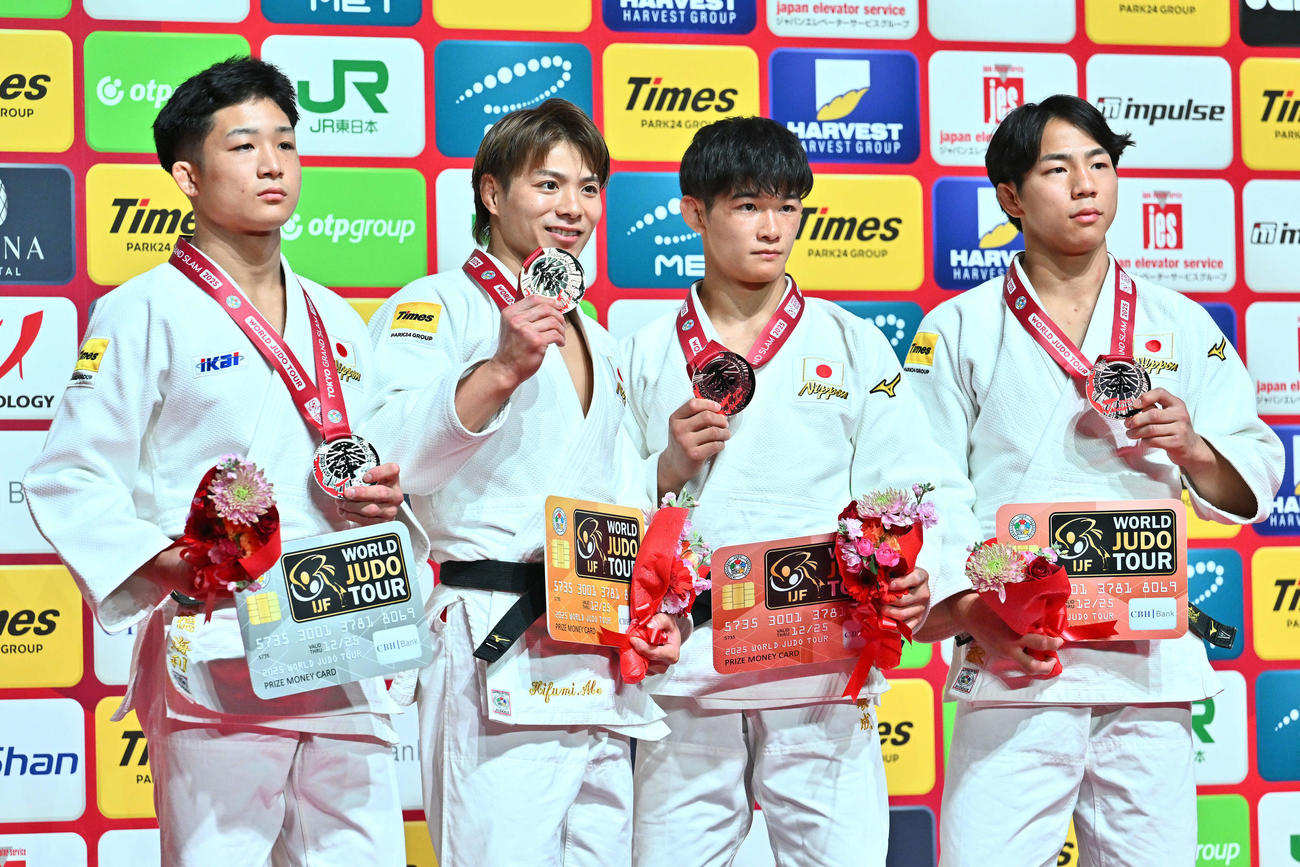 男子66キロ級表彰式で記念撮影する金メダルの阿部（左から2人目）ら。左から銀メダルの顕特、1人おいて銅メダルの服部と武岡（撮影・滝沢徹郎）