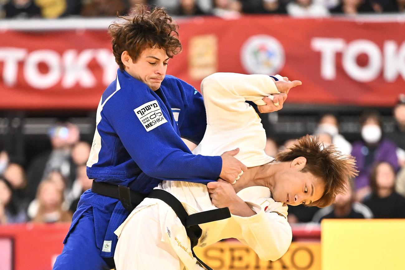 男子66キロ級2回戦で阿部（右）はイスラエルの選手を攻める（撮影・滝沢徹郎）