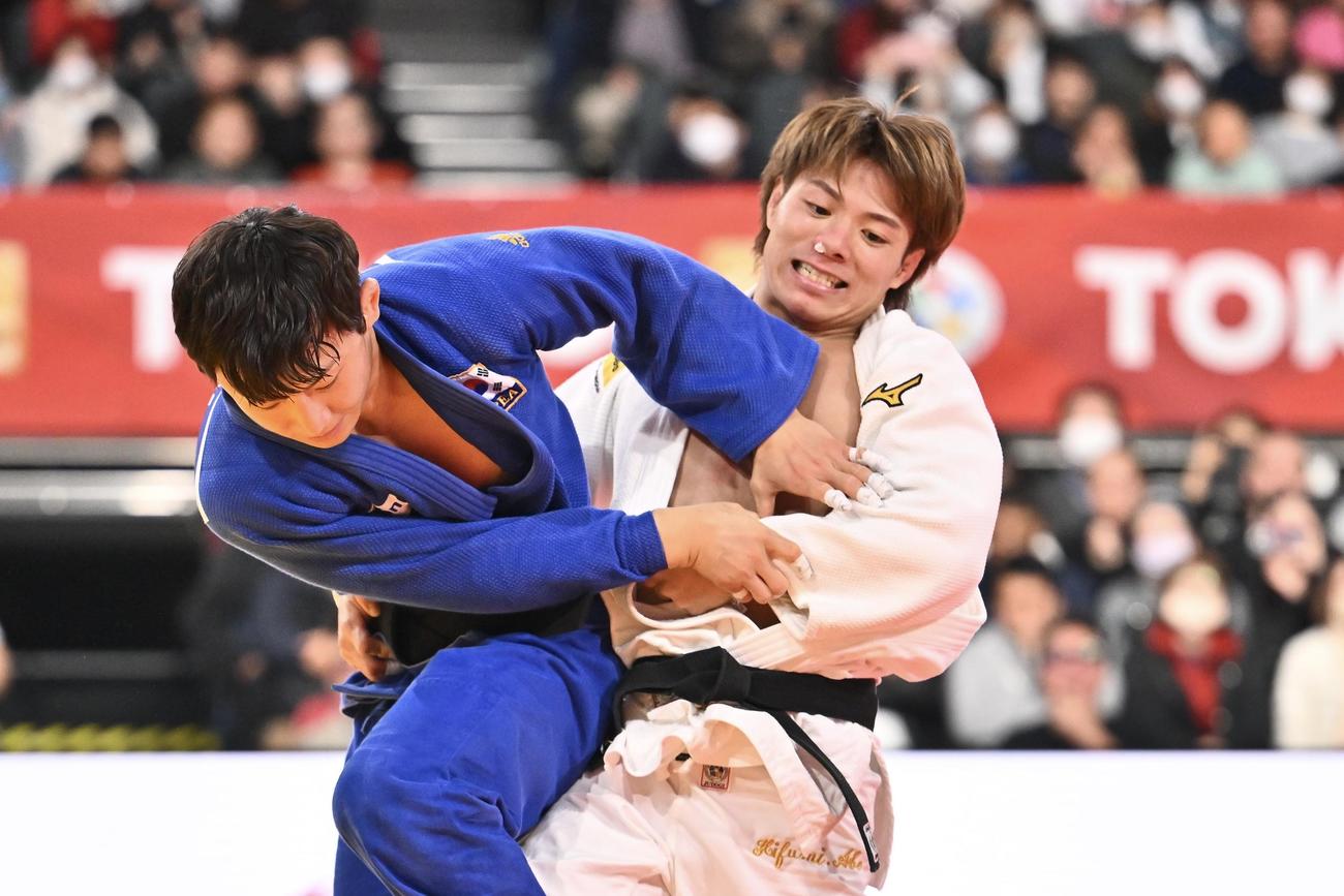 男子66キロ級3回戦で阿部（右）は韓国の選手を攻める（撮影・滝沢徹郎）