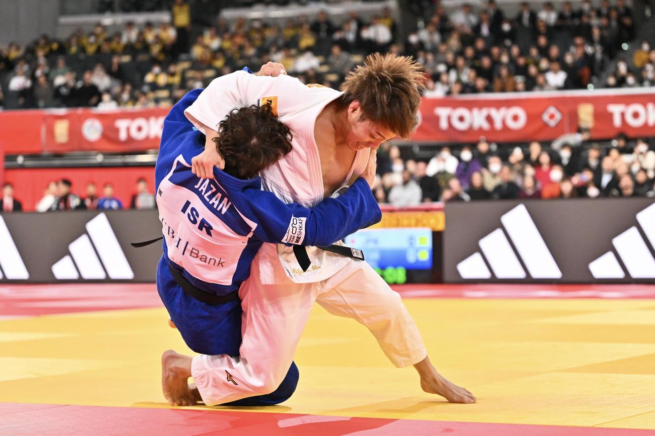男子66キロ級2回戦で阿部（右）はイスラエルの選手を攻める（撮影・滝沢徹郎）