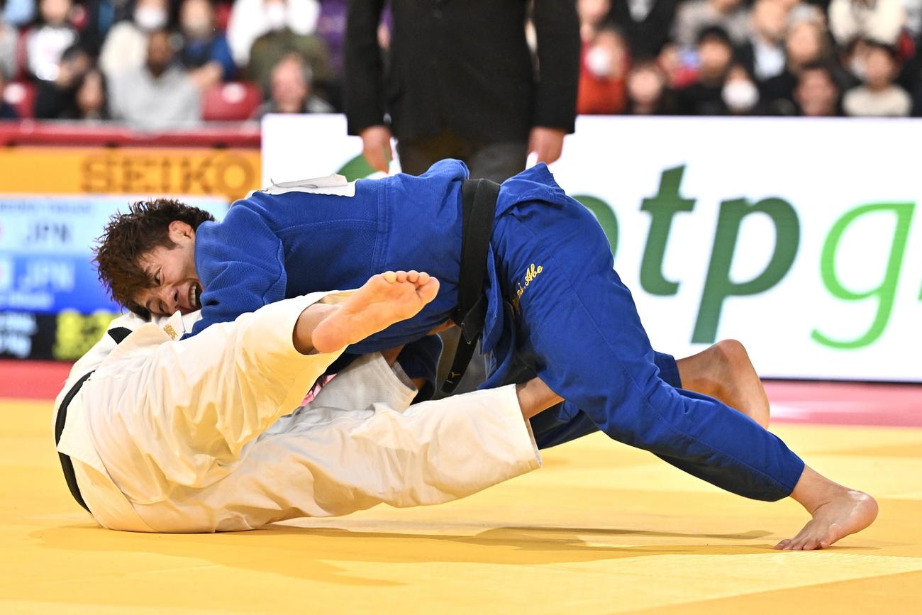 男子66キロ級準決勝で阿部（上）は武岡を投げる（撮影・滝沢徹郎）