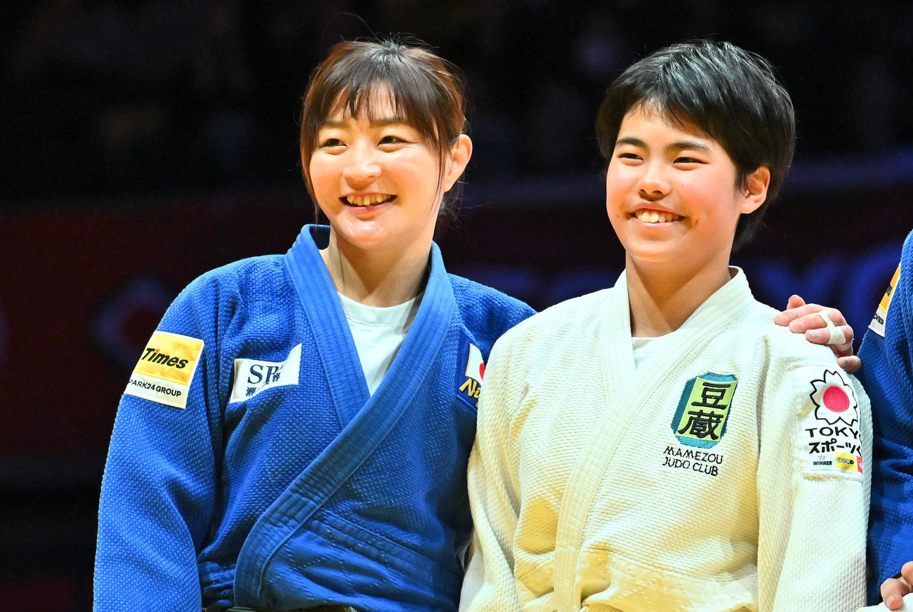 エキシビションマッチを終え子どもの選手と記念撮影する角田（左）（撮影・滝沢徹郎）