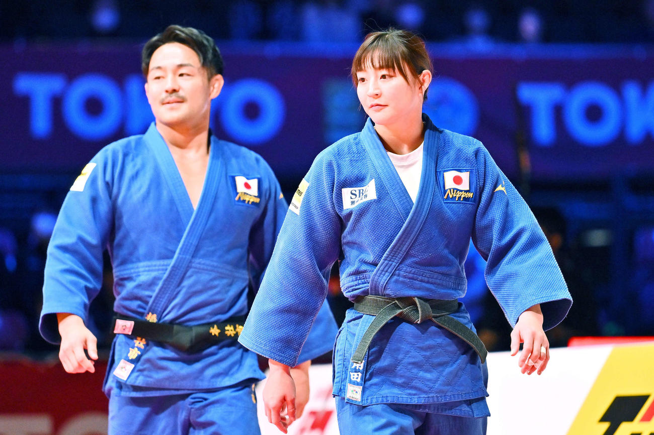 エキシビションマッチに臨む角田（手前）と橋本氏（撮影・滝沢徹郎）