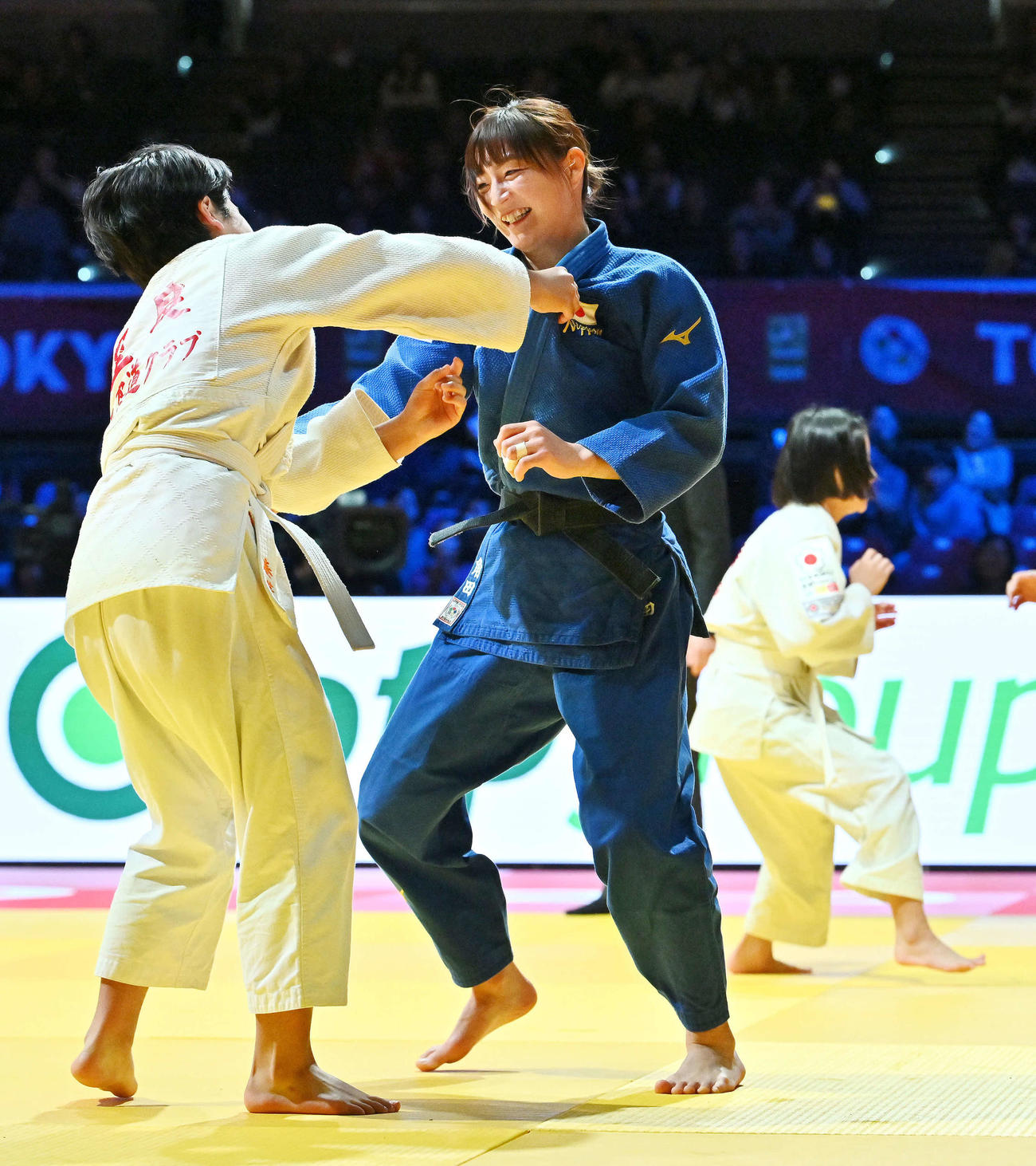 エキシビションマッチで子どもの選手と対戦する角田（撮影・滝沢徹郎）