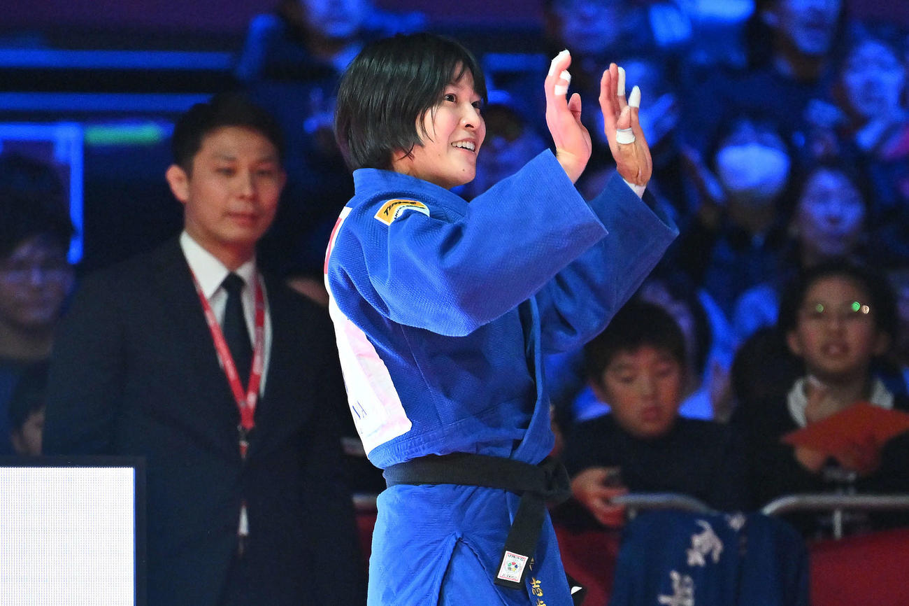女子70キロ級で優勝を決め笑顔で手を振る田中志歩（撮影・滝沢徹郎）