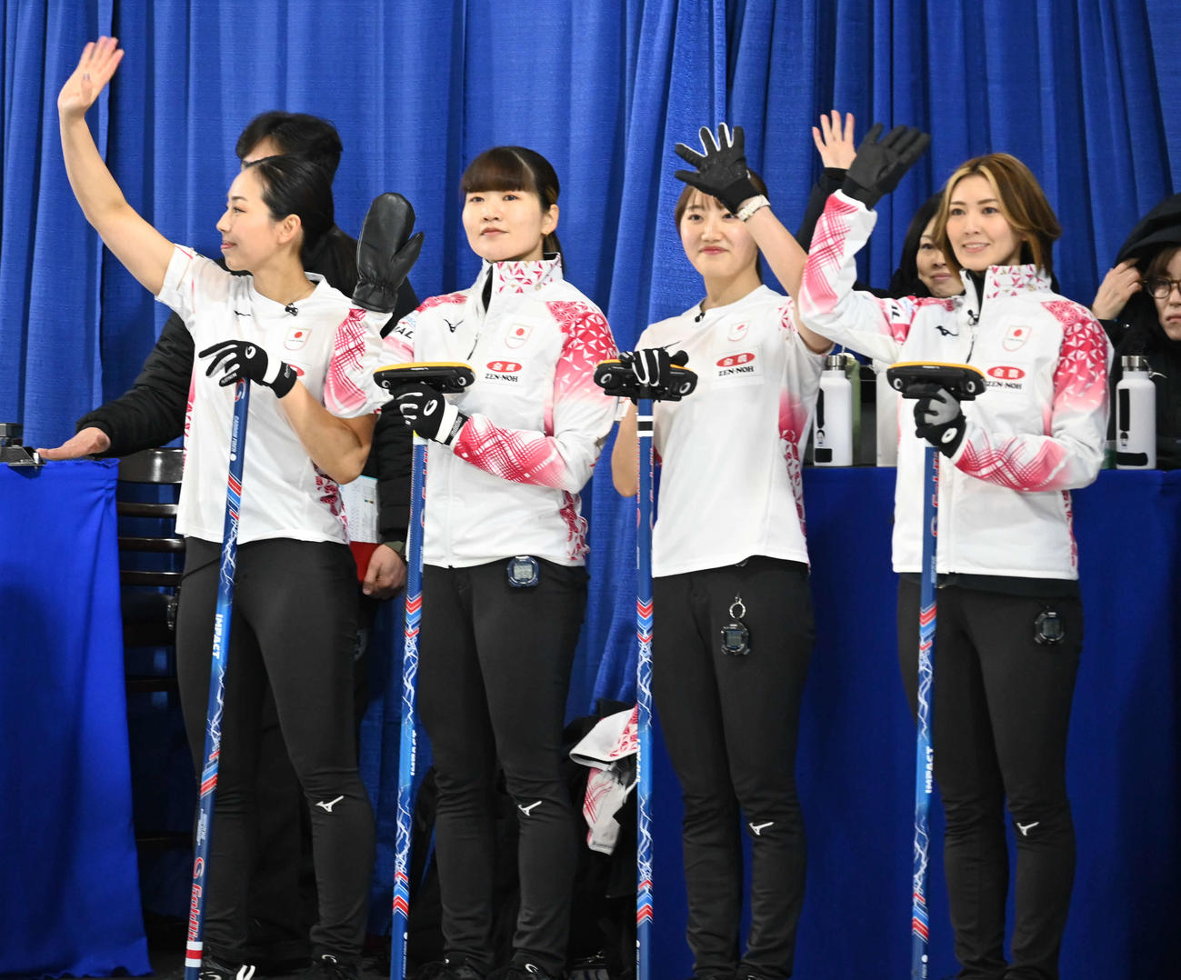 試合前に歓声に応える女子日本代表の左から女子日本代表の左から近江谷、小谷、小林、吉村（撮影・飯岡大暉）