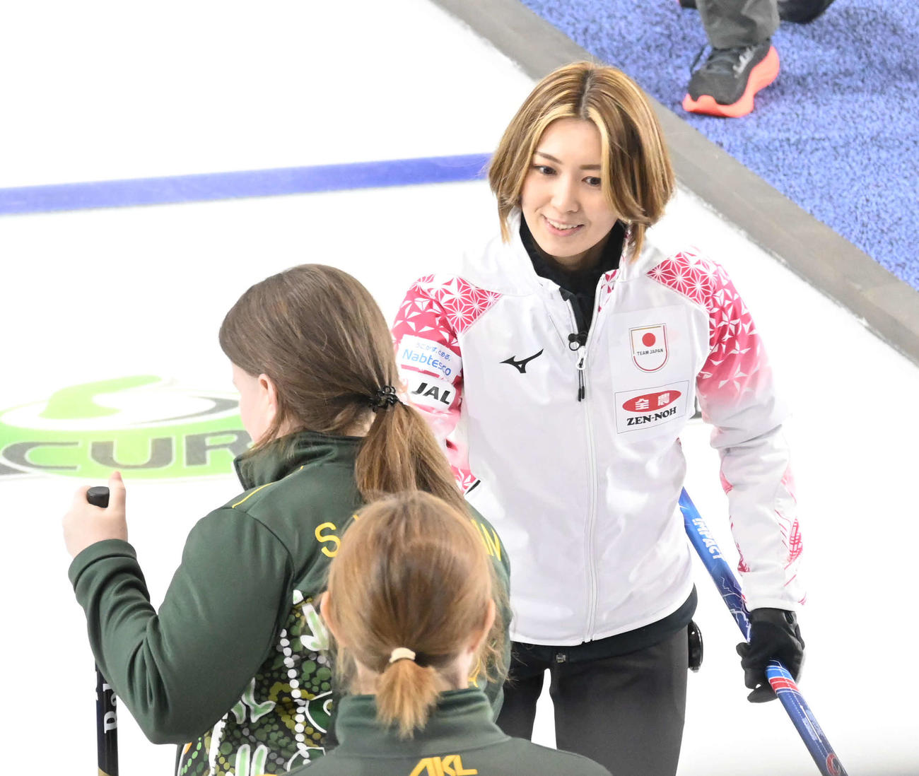オーストラリアの選手と健闘をたたえ合う吉村（撮影・飯岡大暉）