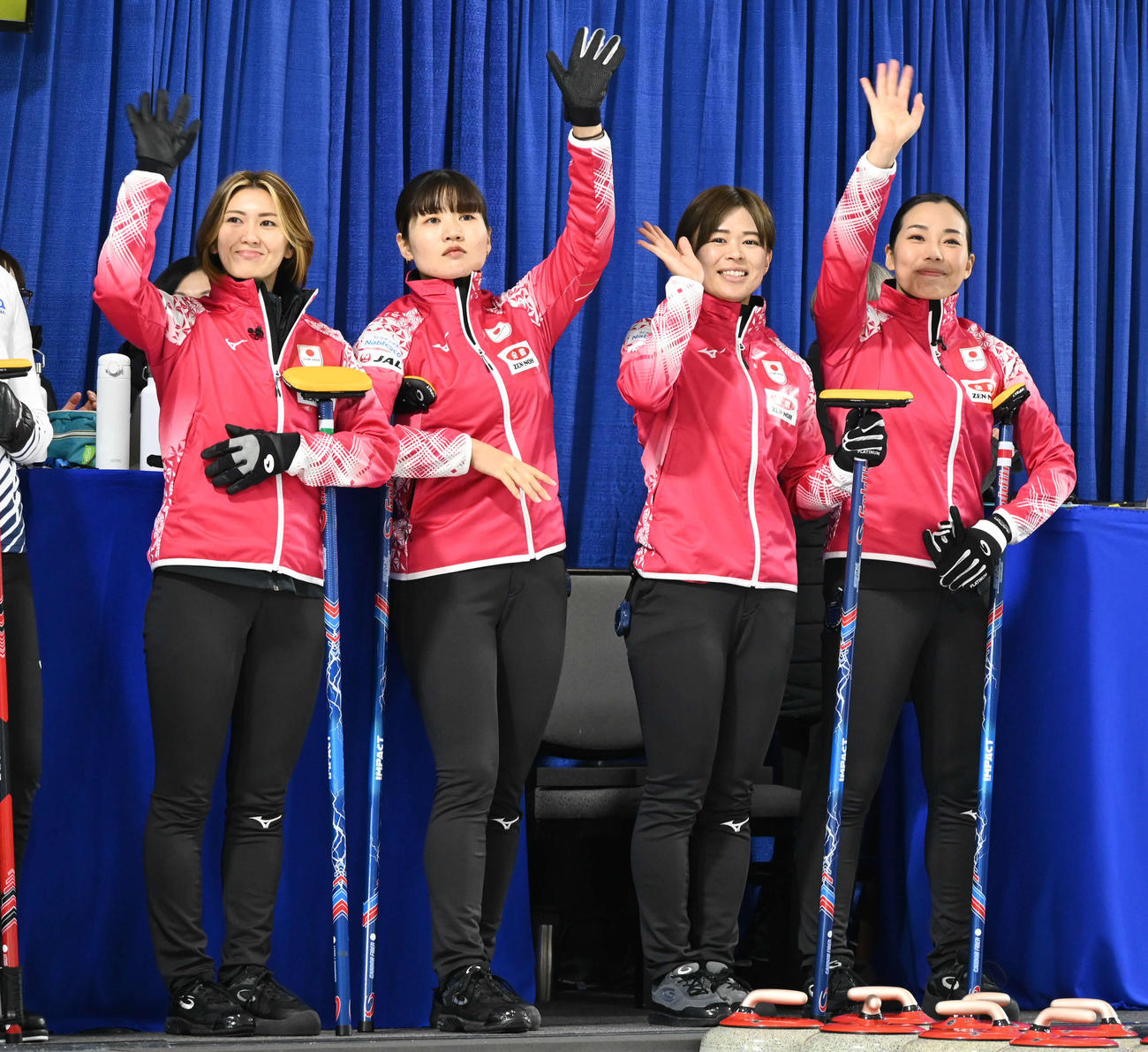 試合前に歓声に応える女子日本代表の左から吉村、小谷、小野寺、近江谷（撮影・飯岡大暉）