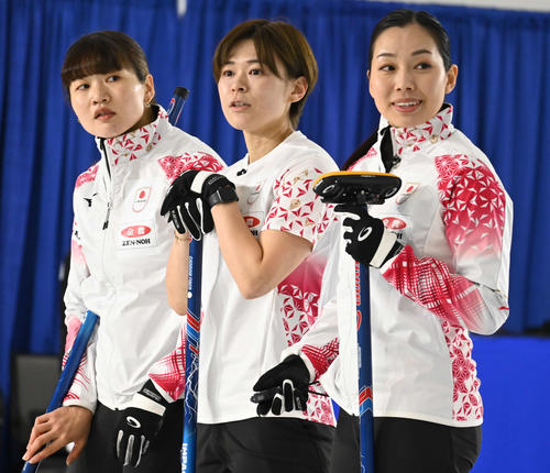 トルコの投球をみつめる女子日本代表の左から小谷、小野寺、近江谷（撮影・飯岡大暉）