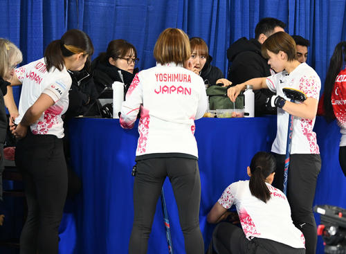 ハーフタイムにフルーツを食べる女子日本代表フォルティウス（撮影・飯岡大暉）