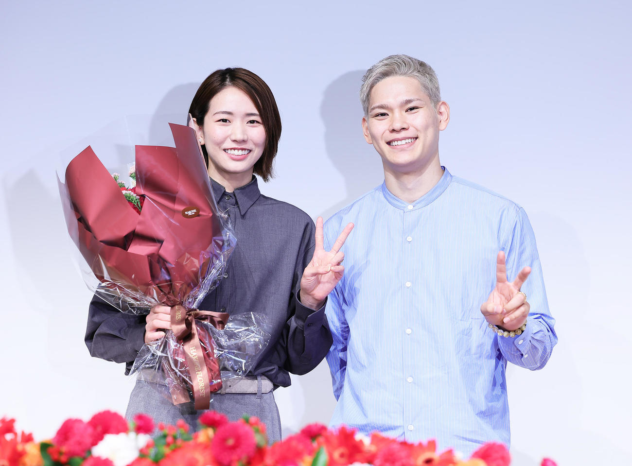 古賀紗理那さん（左）西田有志（2024年8月撮影）