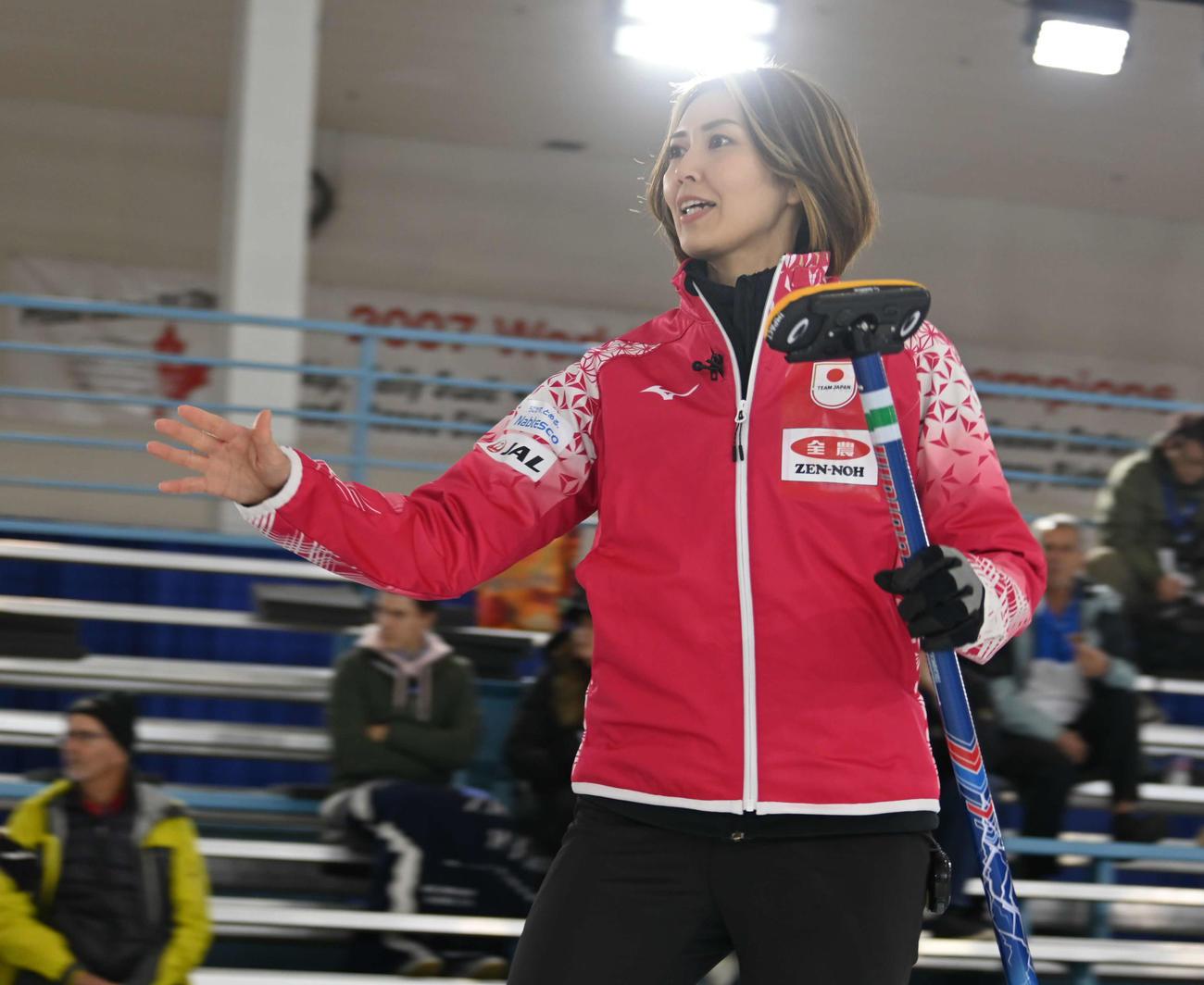 第1エンド、ショットを放ち笑顔を見せる吉村紗也香（撮影・飯岡大暉）