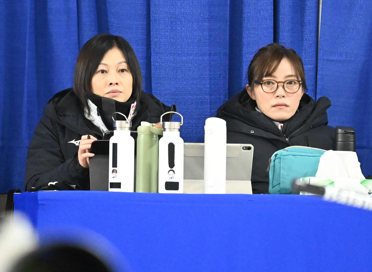 コーチ席で試合を見守る船山コーチ（左）と小笠原コーチ（撮影・飯岡大暉）