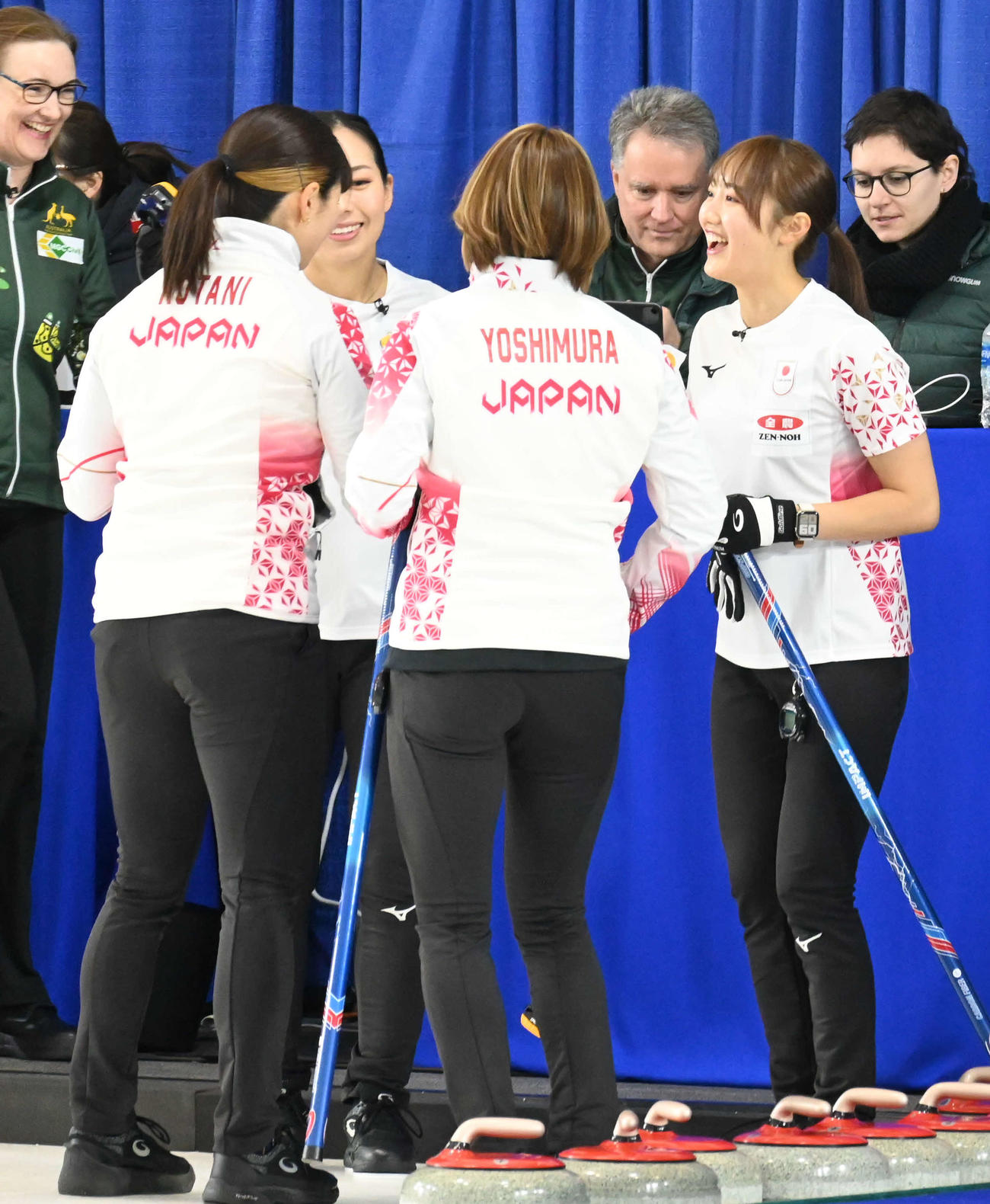 女子日本代表フォルティウスの小林（右）は試合前に笑顔を見せる（撮影・飯岡大暉）