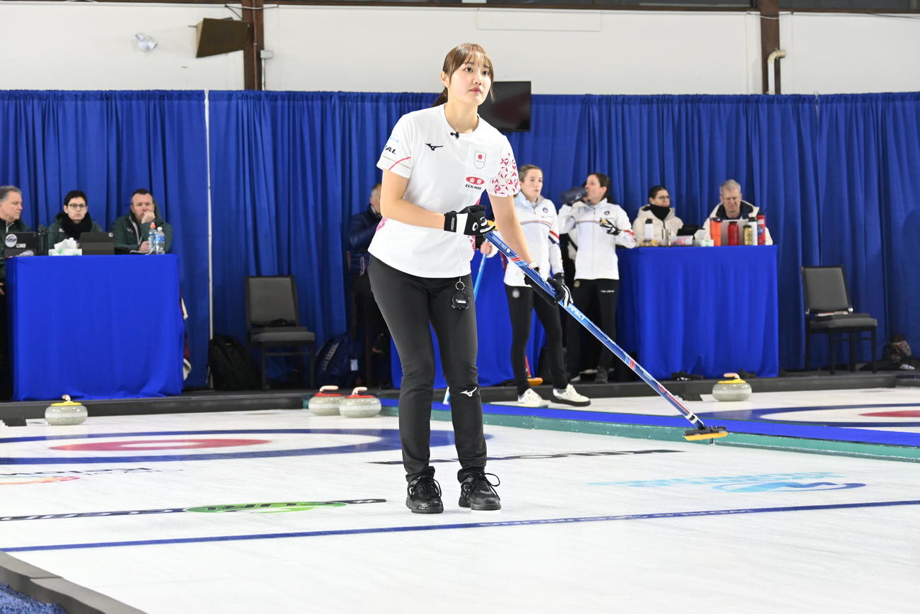 女子日本代表フォルティウスの小林（右）は氷をはく（撮影・飯岡大暉）