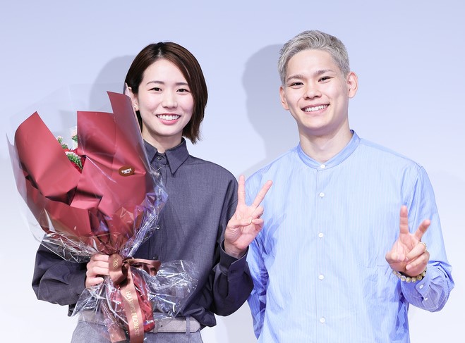 古賀紗理那（左）と西田有志（2024年8月撮影）