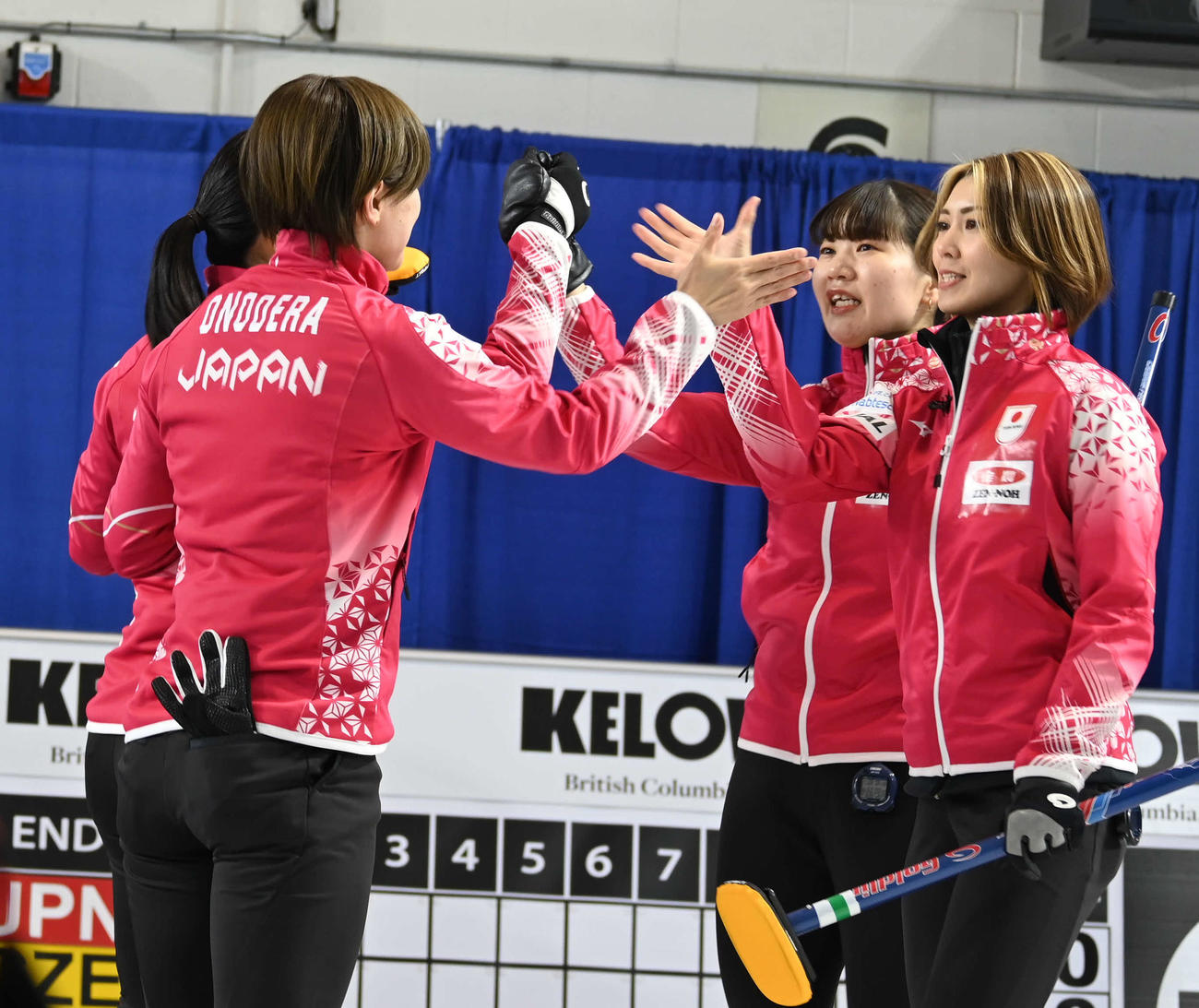 第1エンドを終え、ハイタッチを交わす女子日本代表（撮影・飯岡大暉）