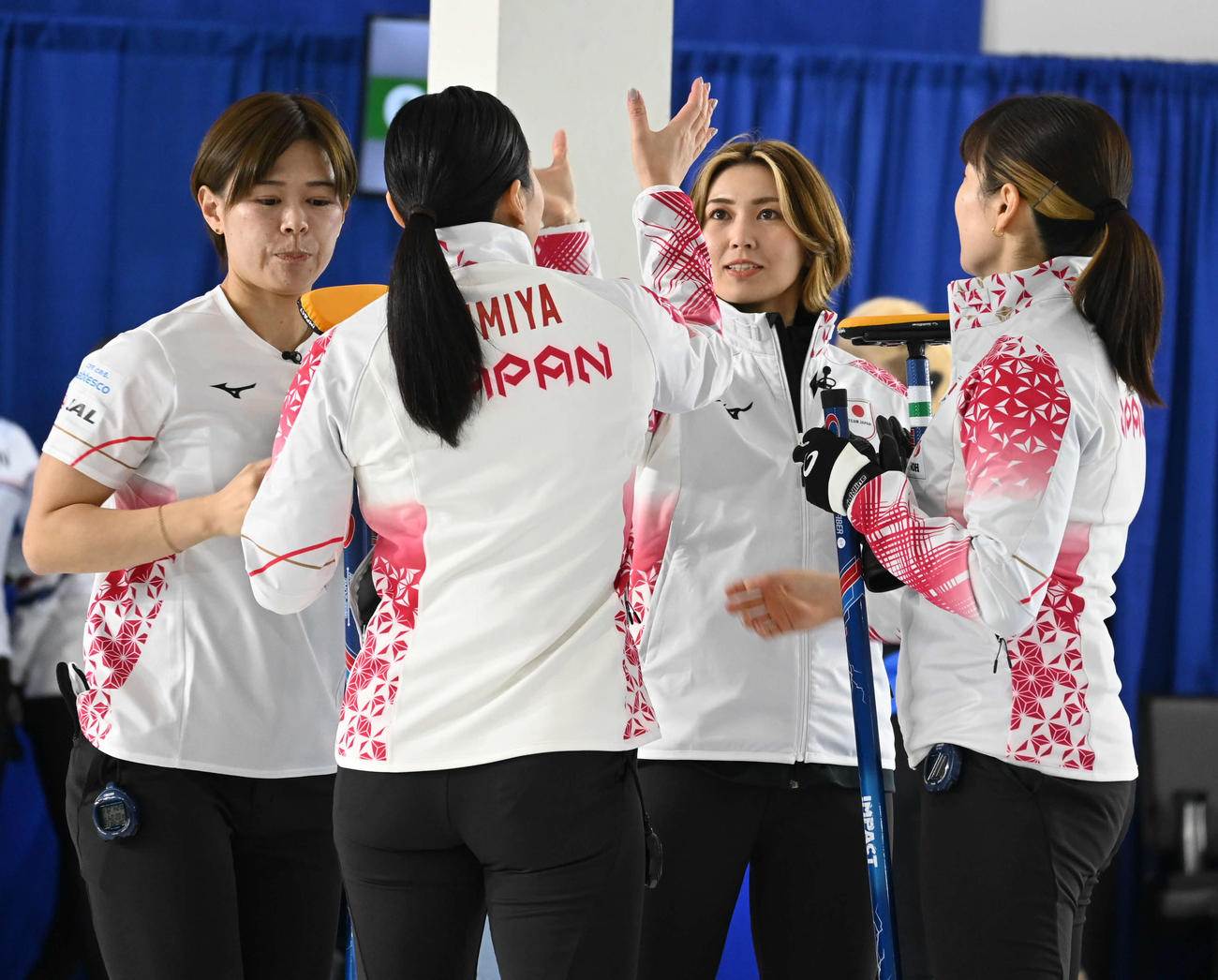 試合前にハイタッチする女子日本代表フォルティウス（撮影・飯岡大暉）