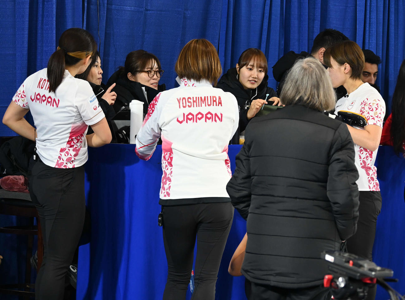 ハーフタイムにフルーツを食べる女子日本代表フォルティウス（撮影・飯岡大暉）