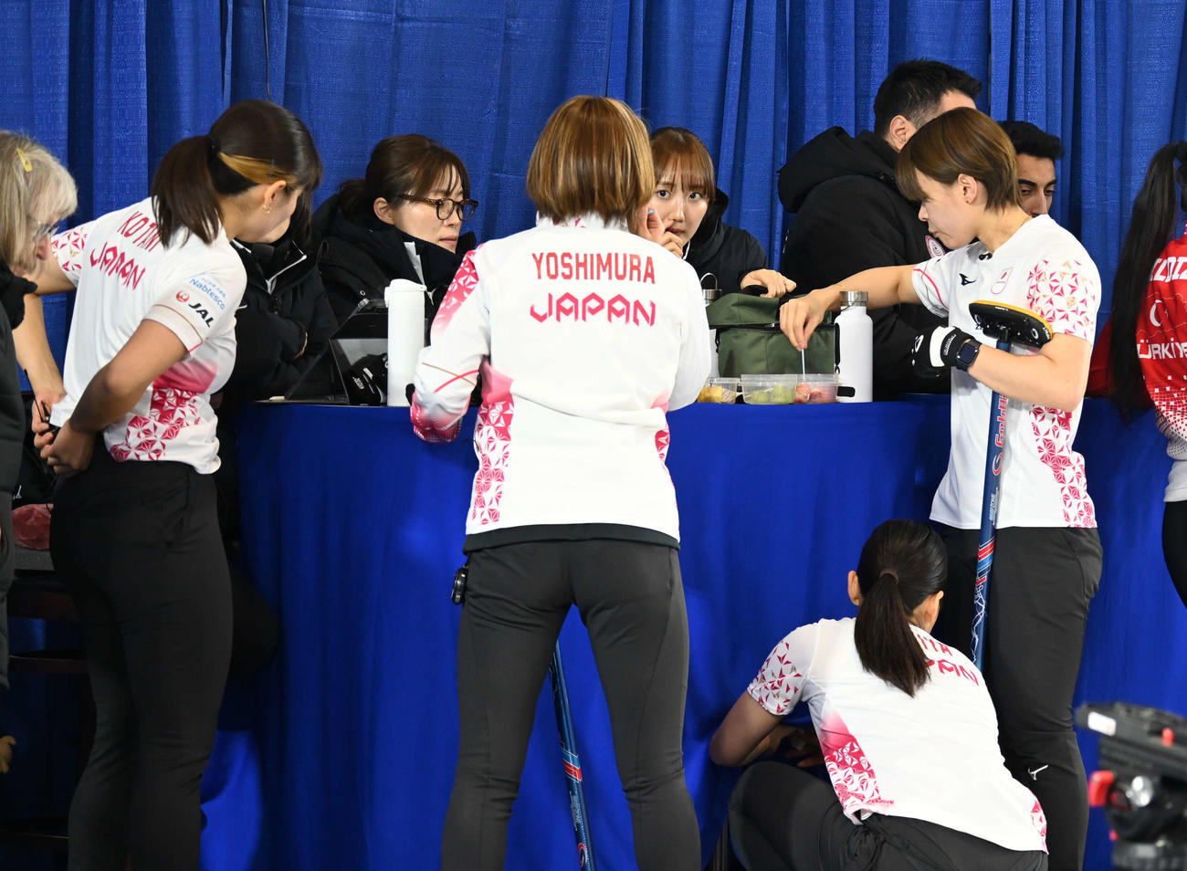 ハーフタイムにフルーツを食べる女子日本代表フォルティウス（撮影・飯岡大暉）