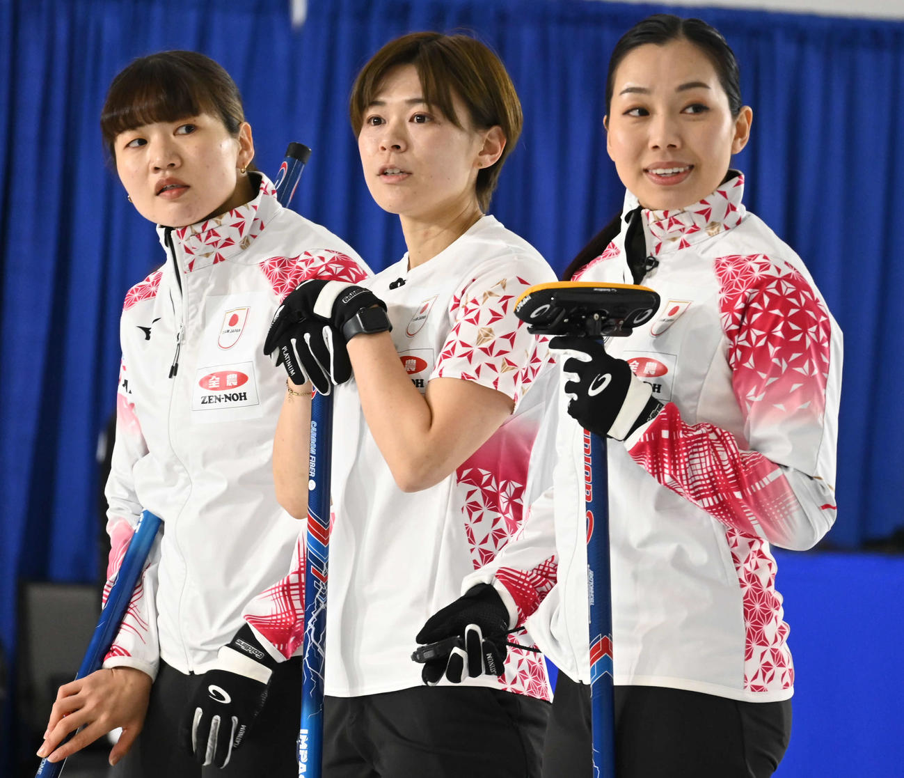 トルコの投球をみつめる女子日本代表の左から小谷、小野寺、近江谷（撮影・飯岡大暉）
