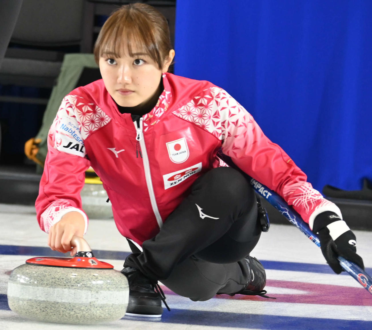 第1エンド、ストーンを投げる女子日本代表の小林（撮影・飯岡大暉）