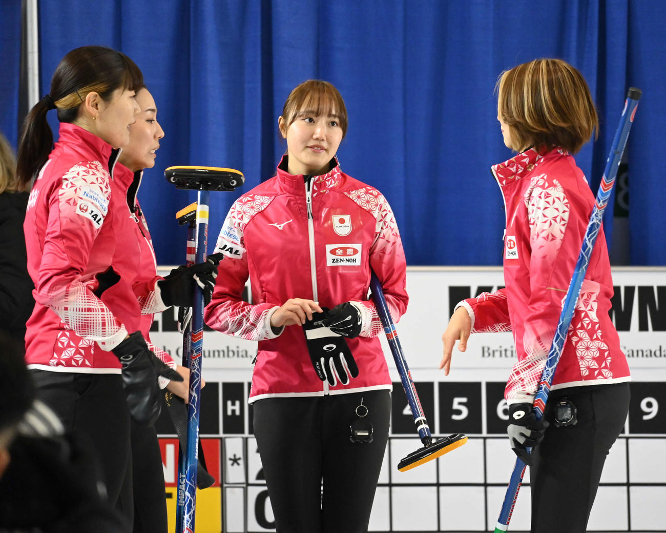 第1エンド終了後、話し合う女子日本代表フォルティウス（撮影・飯岡大暉）