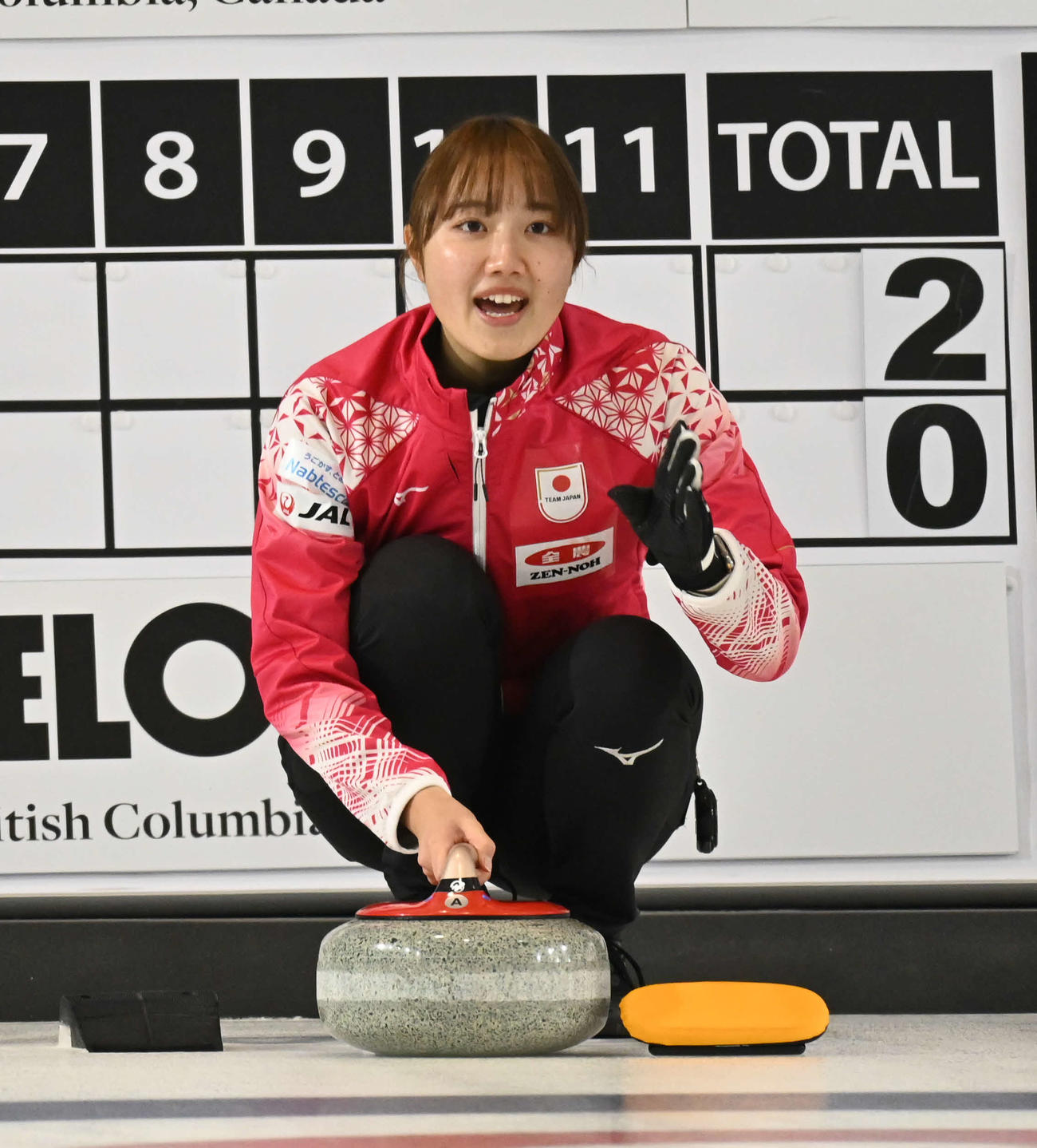 第1エンド、ストーンを投げる準備をする女子日本代表の小林（撮影・飯岡大暉）