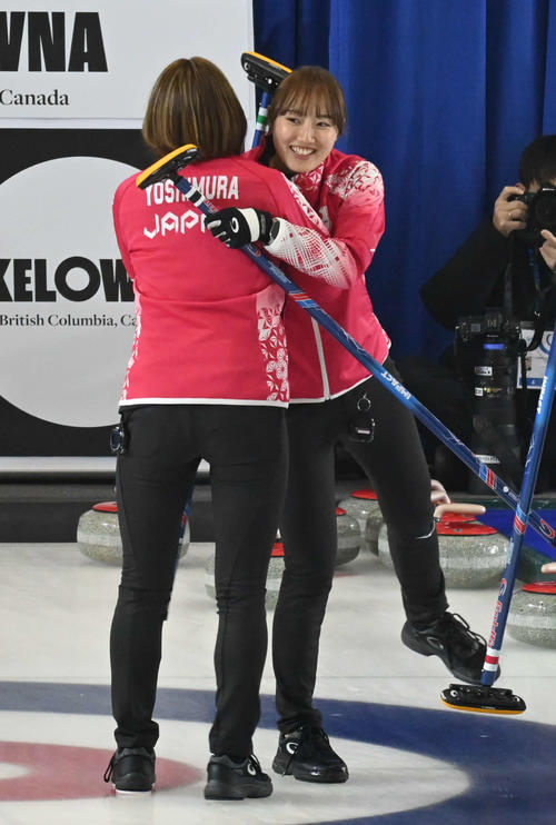6連勝を決め、小林(右)は吉村と抱き合う(撮影・飯岡大暉)