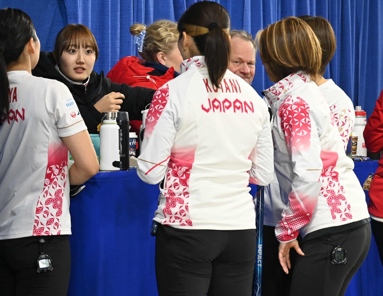 ハーフタイムに話し合う女子日本代表フォルティウス（撮影・飯岡大暉）