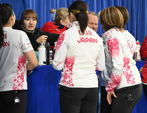 ハーフタイムに話し合う女子日本代表フォルティウス（撮影・飯岡大暉）