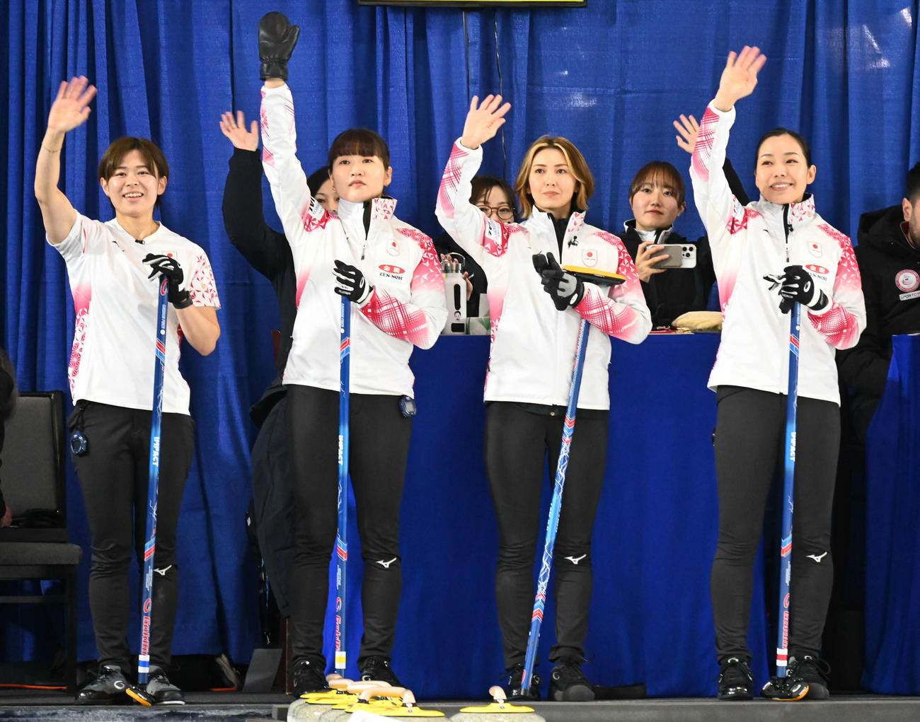 試合前に歓声に応える女子日本代表の左から小野寺、小谷、吉村、近江谷（撮影・飯岡大暉）