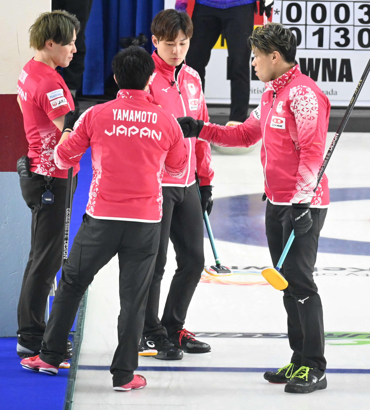 円陣を組む男子日本代表のSC軽井沢ク（撮影・飯岡大暉）