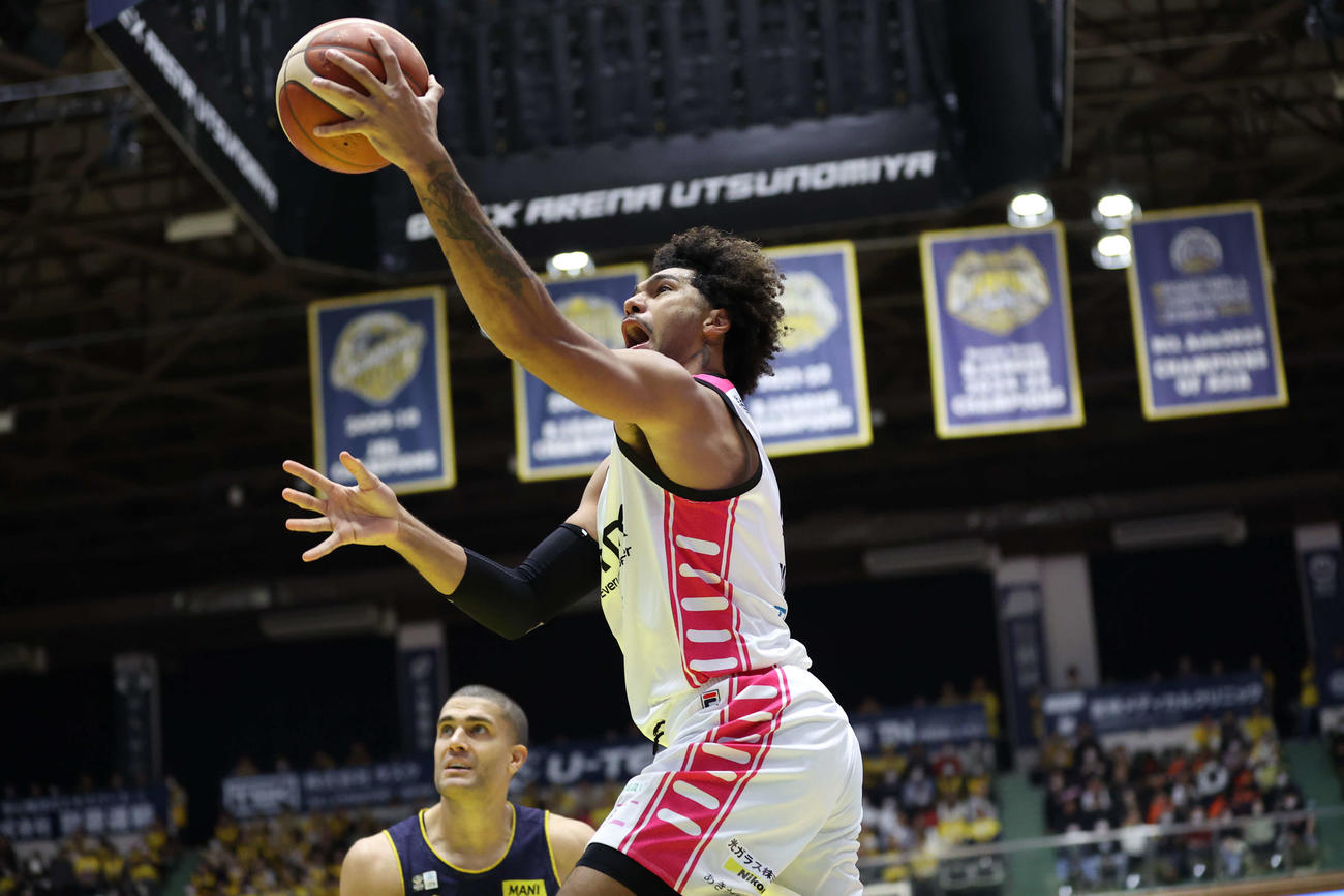 6日の宇都宮戦でシュートを打つ秋田ピンダー（C）B.LEAGUE