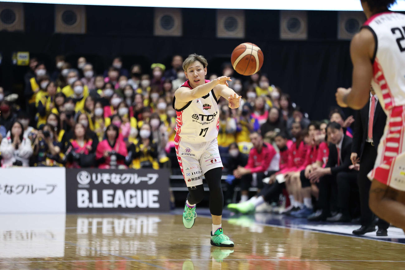 6日の宇都宮戦でパスを出す秋田中山（C）B.LEAGUE