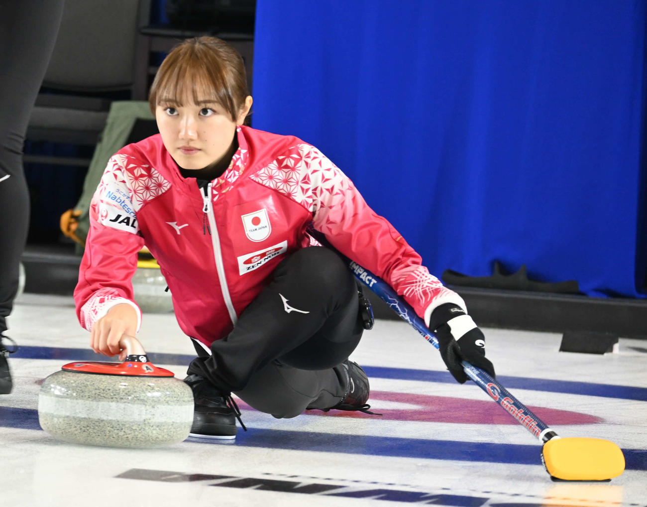 第1エンド、ストーンを投げる女子日本代表の小林（撮影・飯岡大暉）