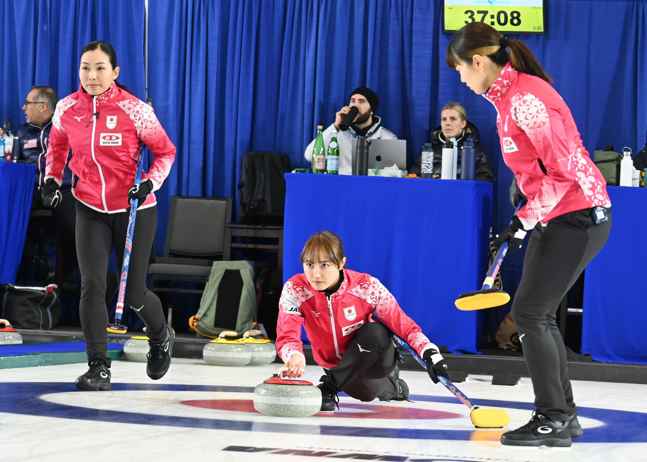 第1エンド、ストーンを投げる女子日本代表の小林（撮影・飯岡大暉）