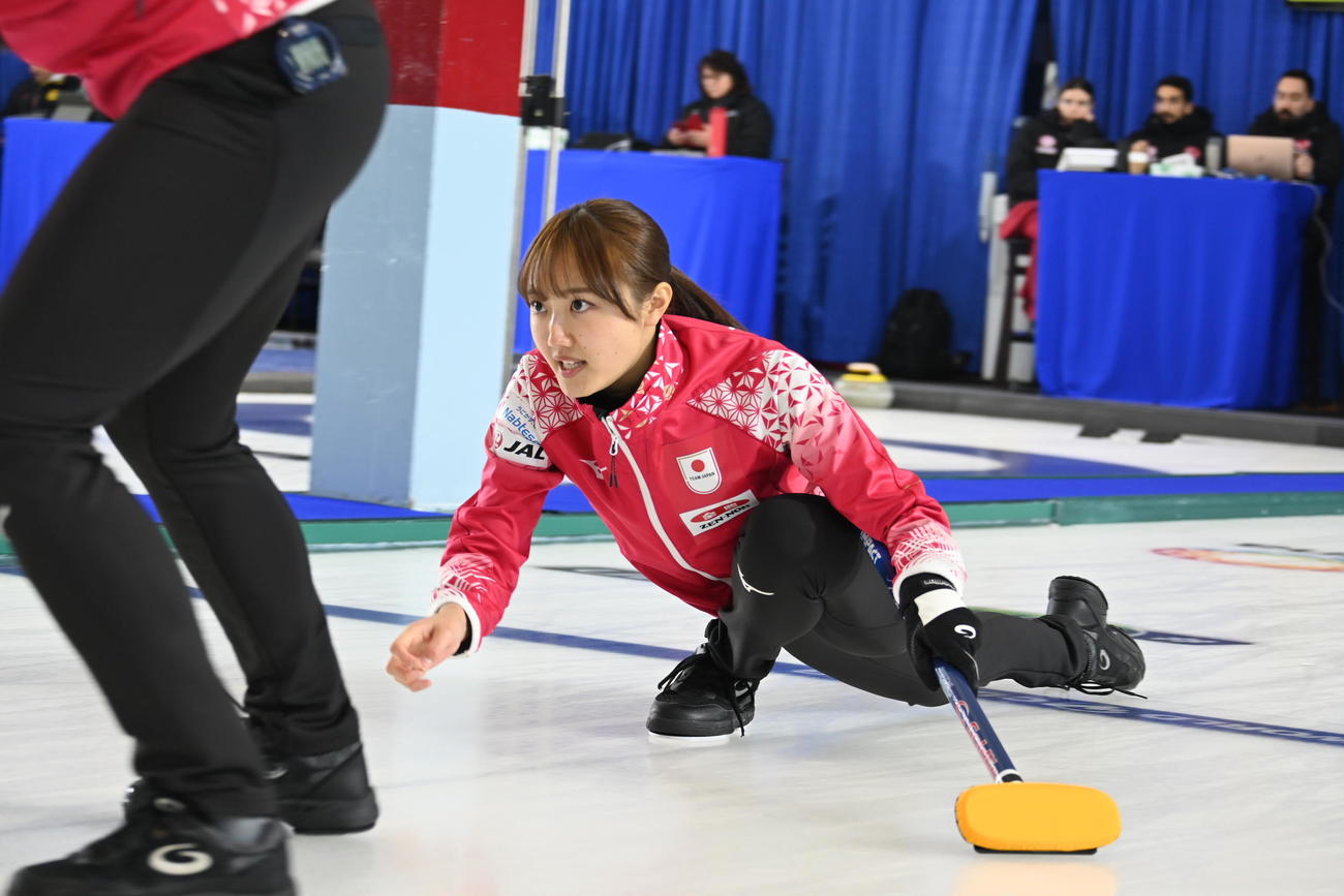 第1エンド、ストーンを投げる女子日本代表の小林（撮影・飯岡大暉）